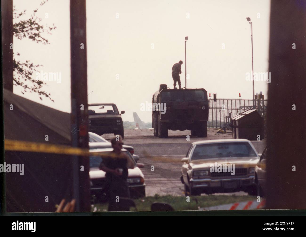 Waco Texas USA, 1993 : le personnel militaire garde le périmètre de l'enceinte de Branch Davidian à l'extérieur de Waco au milieu de l'impasse de 51 jours entre les agents fédéraux d'application de la loi et les membres du groupe religieux Branch Davidian. ©Bob Daemmrich Banque D'Images