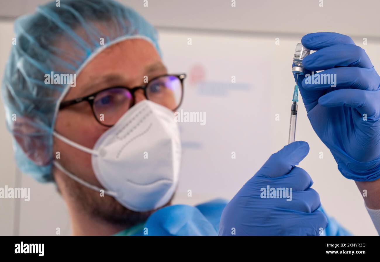 Commencer dans le centre de vaccination pour les vaccinations corona, dans une salle de Messe Essen, pour les personnes de plus de 80 ans qui ne vivent pas dans des maisons de retraite Banque D'Images