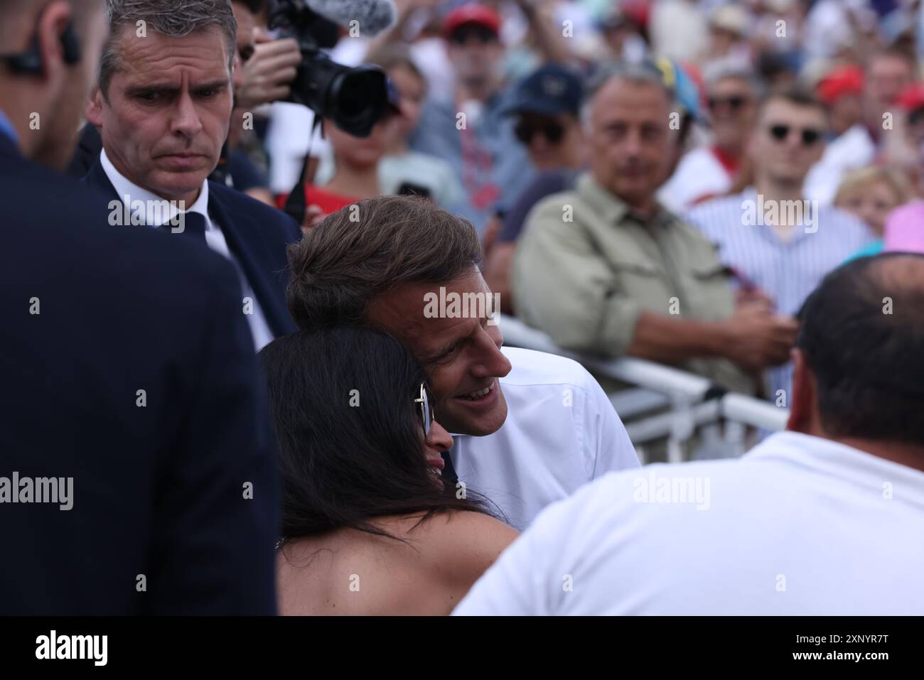 Paris, France. 02 août 2024. Jeux olympiques de Paris : équestre. Emmanuel Macron, Président de la France sur le site équestre de Versailles aujourd'hui, et posant pour selfies avec la foule. Crédit : Adam Stoltman/Alamy Live News Banque D'Images