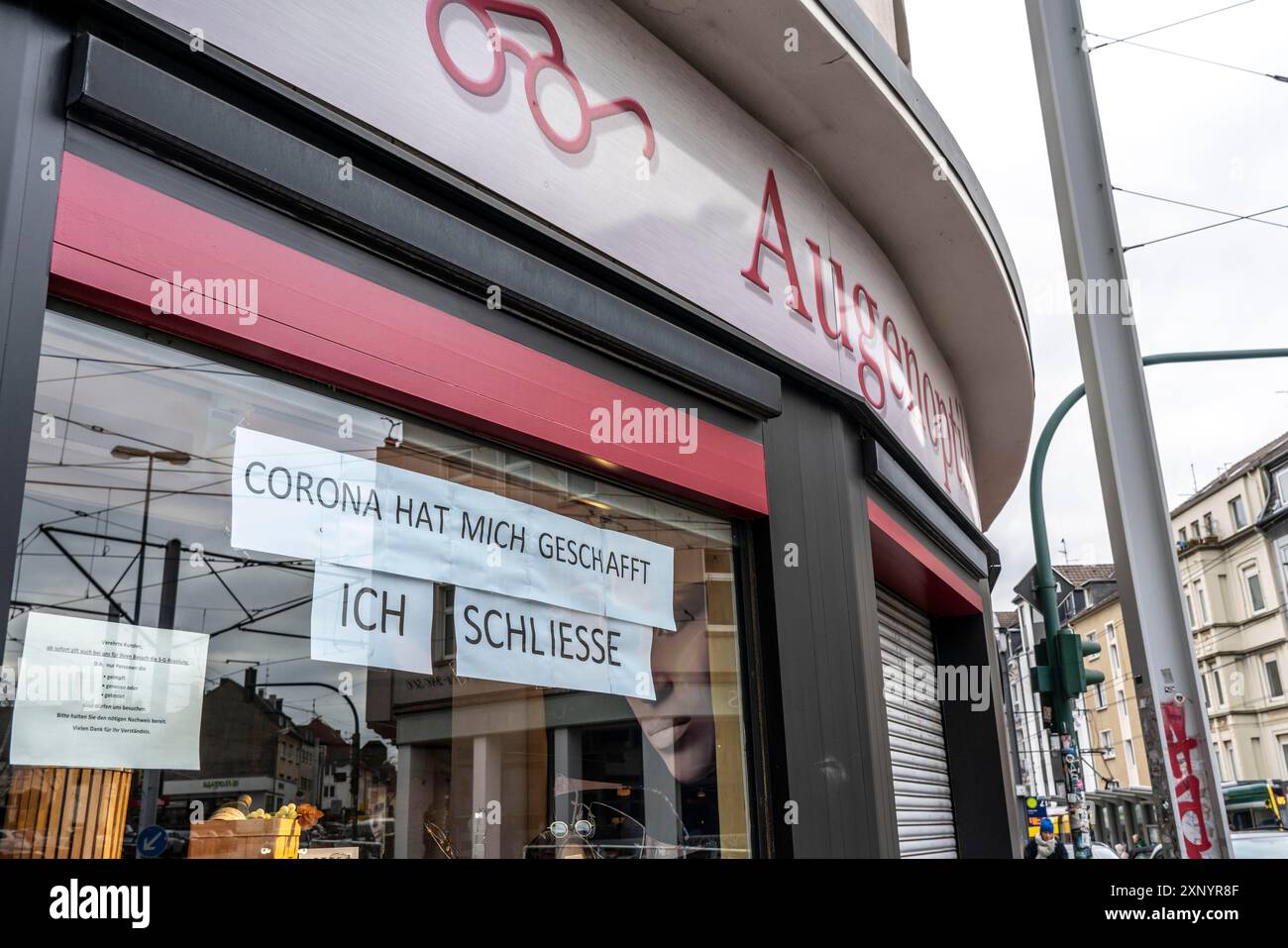 Fermeture d'entreprise en raison des conséquences économiques de la crise de Corona, le magasin spécialisé de l'opticien a roulé, dans le quartier sud d'Essen Banque D'Images