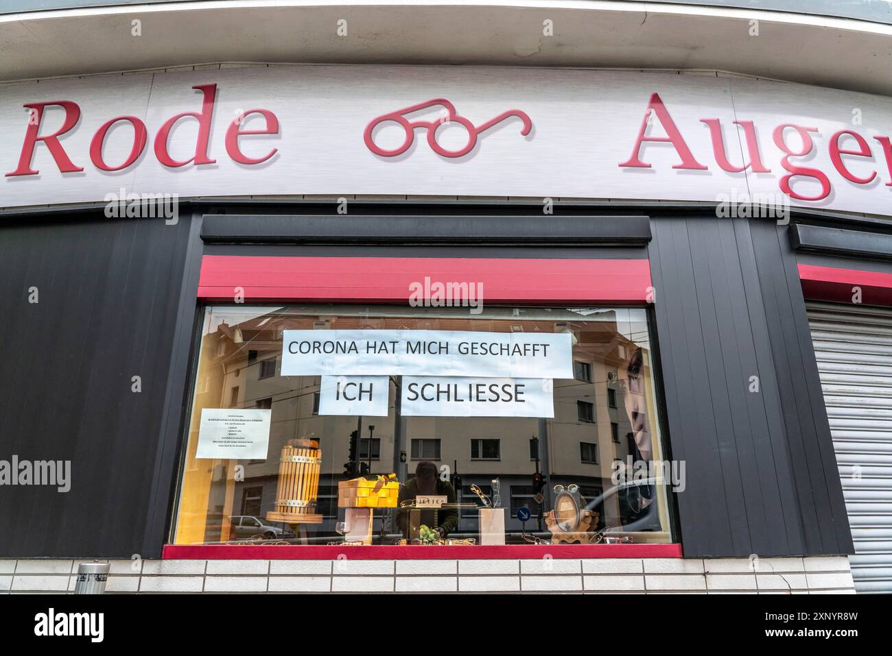 Fermeture d'entreprise en raison des conséquences économiques de la crise de Corona, le magasin spécialisé de l'opticien a roulé, dans le quartier sud d'Essen Banque D'Images