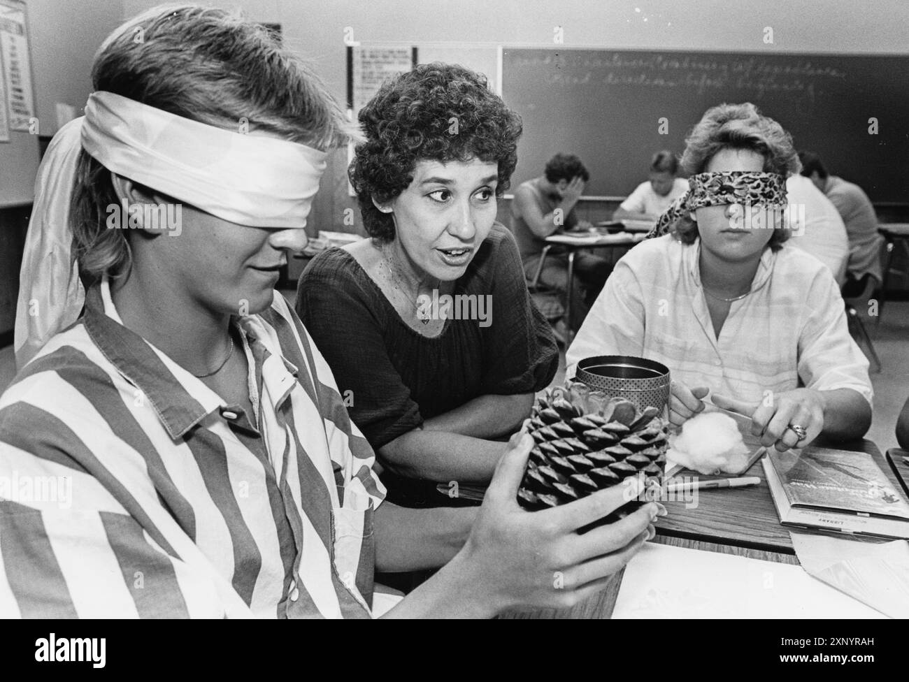 Round Rock Texas USA, 1991 : professeur d'anglais au lycée utilise la perception sensorielle pour enseigner des compétences d'écriture à ses élèves. EV3-0357 ©Bob Daemmrich Banque D'Images Round Rock Texas USA, 1991 : professeur d'anglais au lycée utilise la perception sensorielle pour enseigner des compétences d'écriture à ses élèves. EV3-0357 ©Bob Daemmrich Banque D'Images