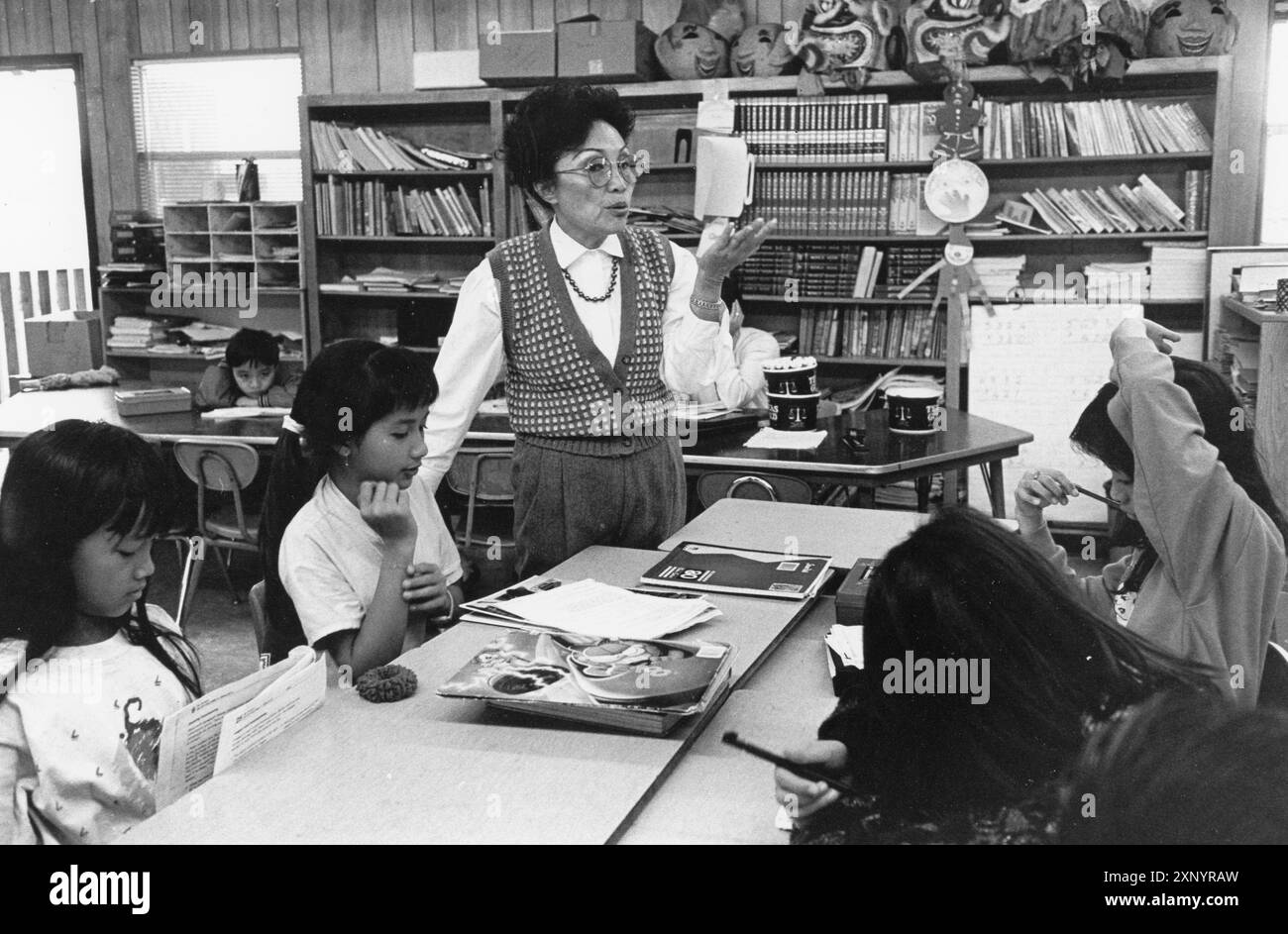 Austin Texas USA, 1993 : enseignant vietnamien-américain présente la leçon aux jeunes étudiants vietnamiens-américains dans une salle de classe bilingue pour les élèves de 2ème à 5ème à Walnut Creek Elementary. DOSSIER EP-0388 ©Bob Daemmrich Banque D'Images