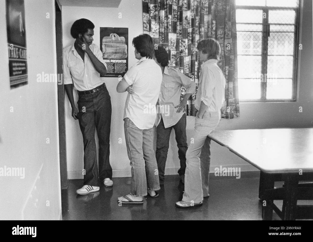 Austin Texas USA, 1985 : les détenus socialisent dans un centre de détention pour mineurs, AUCUNE LIBÉRATION disponible. ©Bob Daemmrich Banque D'Images