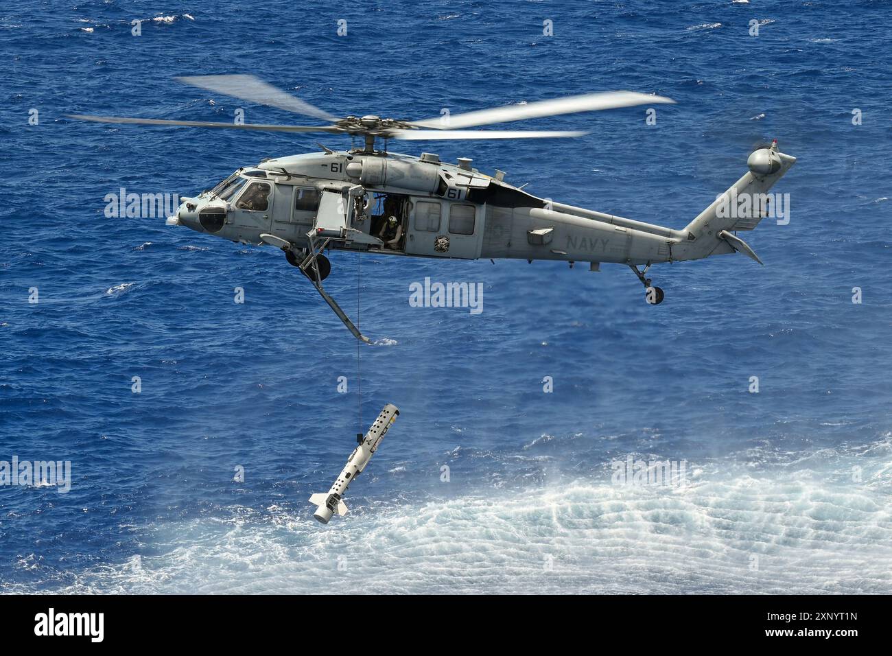 12 juillet 2024 - Hawaii, États-Unis - Un MH-60S Seahawk de l'US Navy déploie un système aéroporté de neutralisation des mines au large des côtes d'Oahu, Hawaï, lors de l'exercice Rim of the Pacific (RIMPAC) 2024, le 12 juillet. Vingt-neuf pays, 40 navires de surface, trois sous-marins, 14 forces terrestres nationales, plus de 150 avions et 25 000 membres du personnel participent au RIMPAC dans et autour des îles Hawaï, du 27 juin au 1er août. Le RIMPAC, le plus grand exercice maritime international au monde, offre une occasion de formation unique tout en favorisant et en soutenant les relations de coopération entre les participants essentielles pour assurer le th Banque D'Images