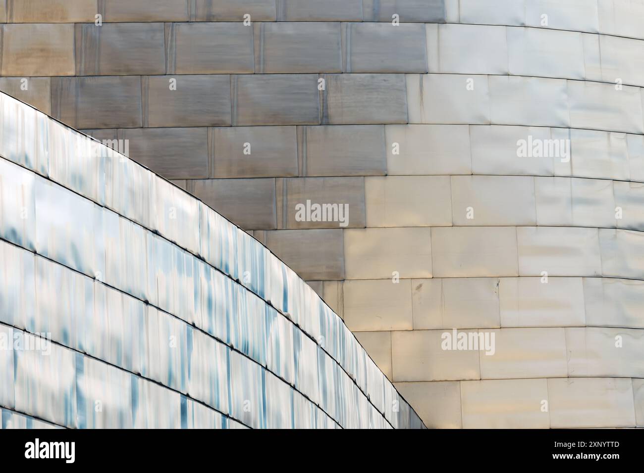 Une vue abstraite de la façade métallique d'un bâtiment de conception architecturale moderne Banque D'Images