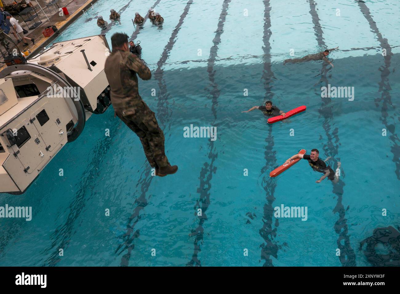 Camp Pendleton, Californie, États-Unis. 17 juillet 2024. Un soldat de l'armée américaine affecté à l'équipe de combat de la 79e brigade d'infanterie de la Garde nationale de Californie plonge dans une piscine tout en bandant les yeux pendant l'entraînement annuel au Camp Pendleton, Calif, le 17 juillet 2024. Au cours de la formation annuelle, le 79e IBCT a organisé une évaluation des Rangers pour déterminer Soldiersâ état de préparation pour l'école des Rangers. (Crédit image : © William Griffen/U.S. Army/ZUMA Press Wire) USAGE ÉDITORIAL UNIQUEMENT ! Non destiné à UN USAGE commercial ! Banque D'Images