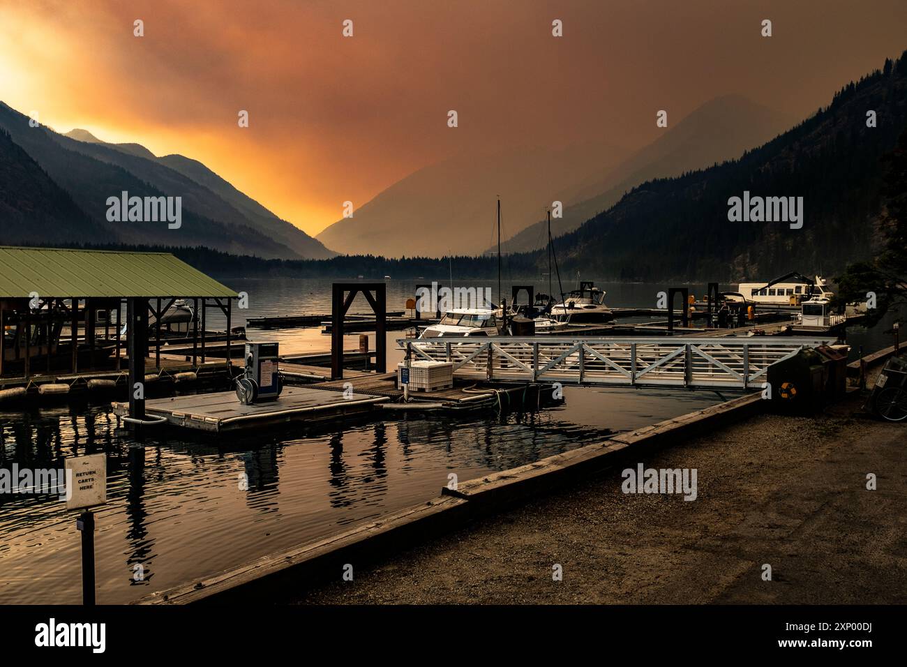 WA26009-00....WASHINGTON - Stehekin Valley rempli de fumée de feu de forêt, Lake Chelan National Recreation Area. Banque D'Images