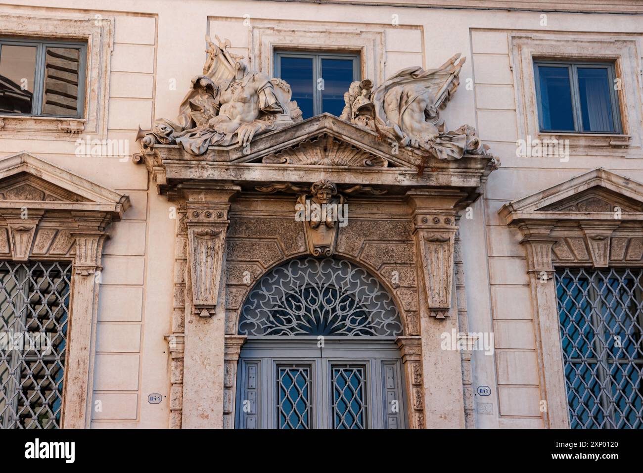 Le Palazzo della Consulta, un palais baroque tardif abritant la Cour constitutionnelle d'Italie porte d'entrée décoration détaillée Banque D'Images