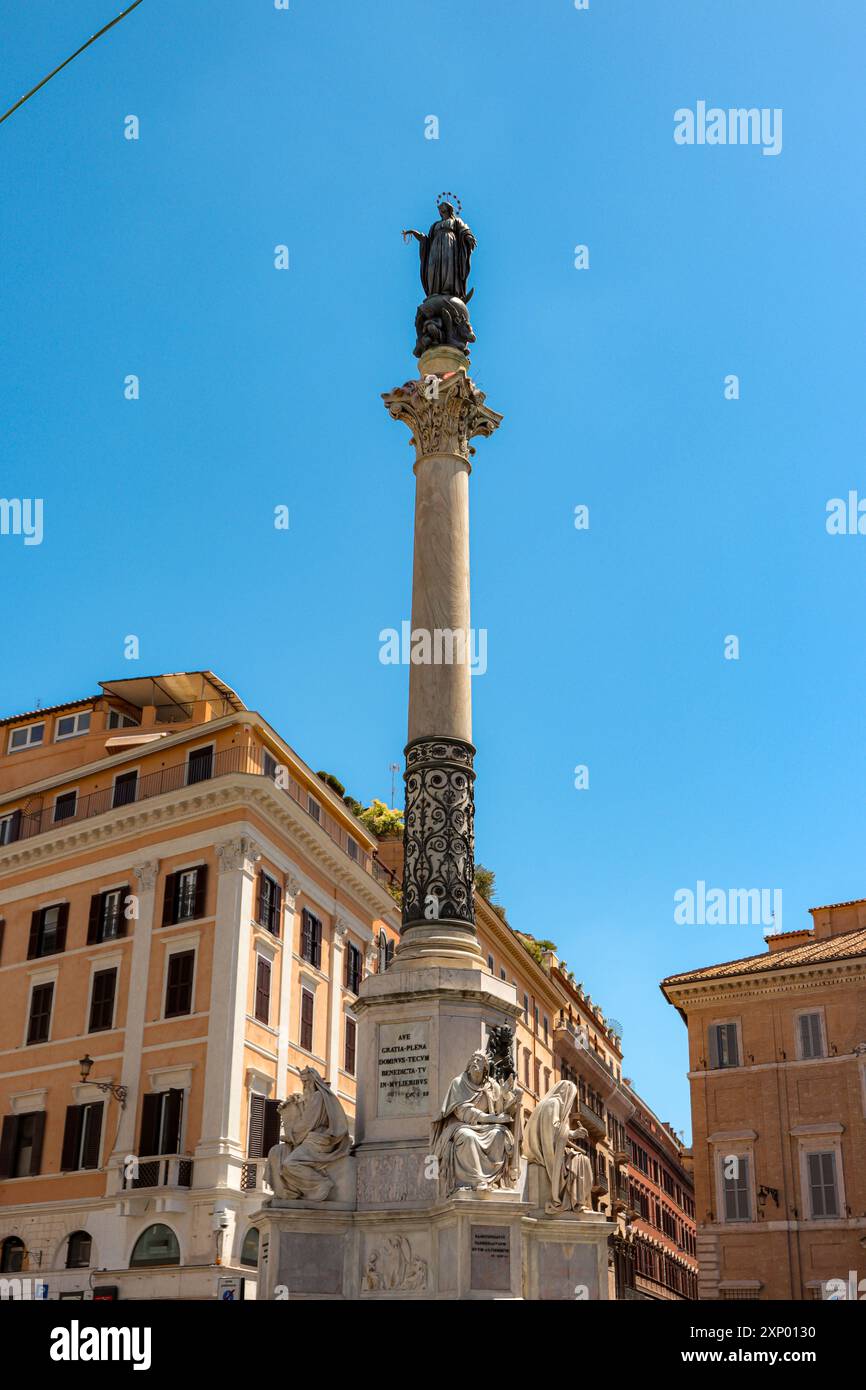 La colonne de l'Immaculée conception, un monument du XIXe siècle dans le centre de Rome représentant la Bienheureuse Vierge Marie sur la Piazza Mignanelli Banque D'Images