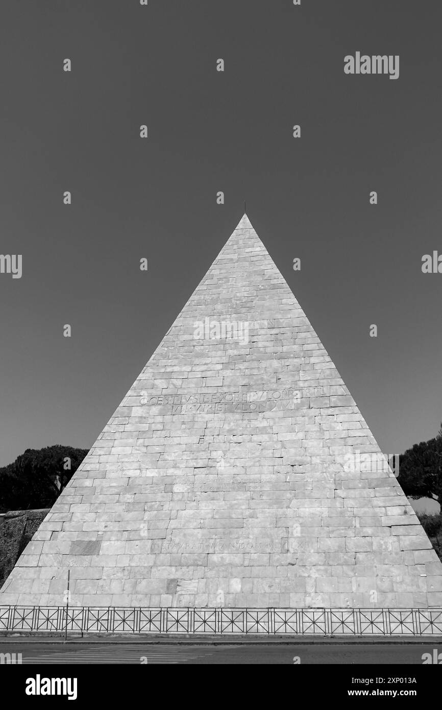 Rome, Italie- 29 juillet 2019 : Pyramide noire et blanche de Cestius en gros plan, une pyramide de l'époque romaine près de la Porta San Paolo. Une attraction populaire à Rome Banque D'Images