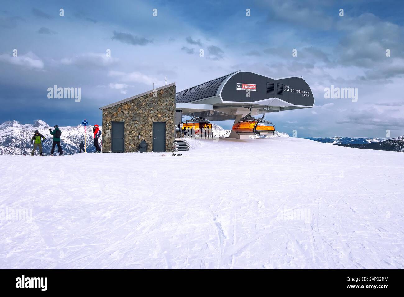 Saalbach, Autriche, 2 mars 2020 : les gens vont skier depuis une station de remontée mécanique dans la célèbre station de ski Banque D'Images