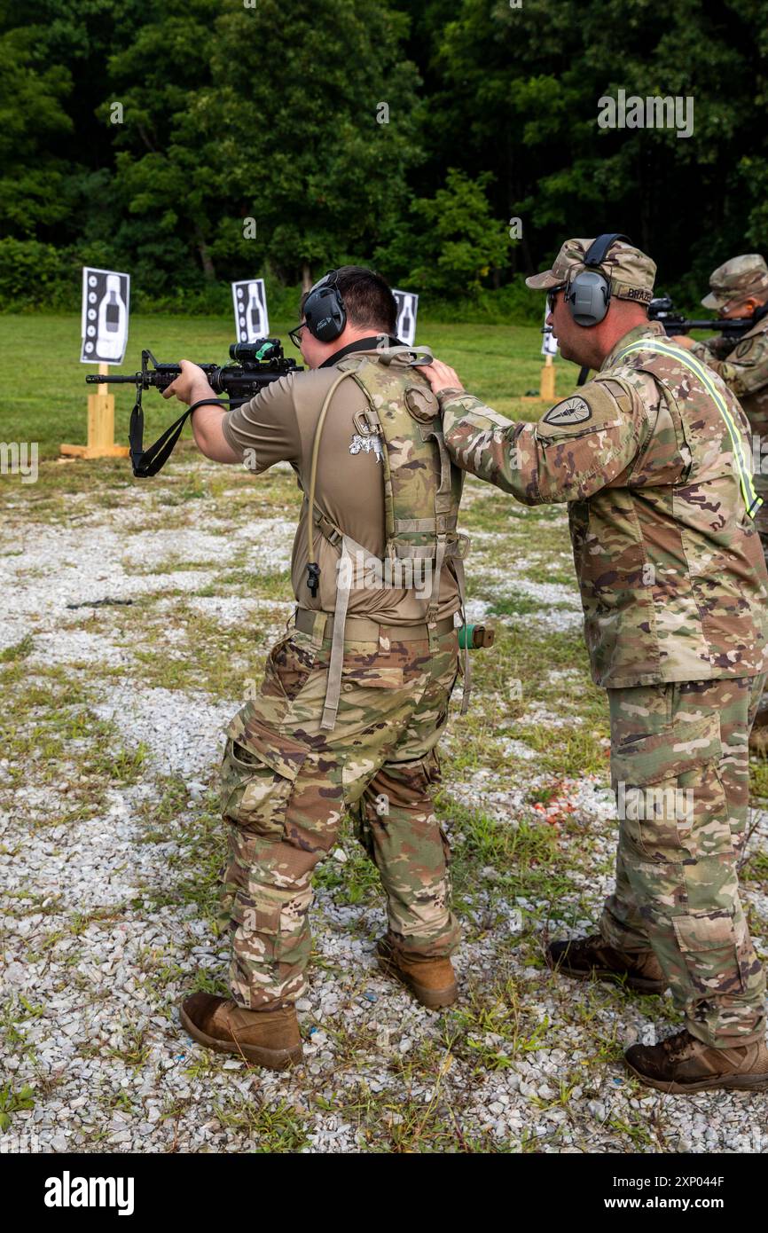 Les soldats de la 381e compagnie de police militaire participent à l'entraînement et à la qualification des armes de maintien de l'ordre (LEWTAQ) pendant l'entraînement annuel du 81e Commandement des troupes le 25 juillet 2024, au camp Atterbury près d'Édimbourg, Indiana. Banque D'Images