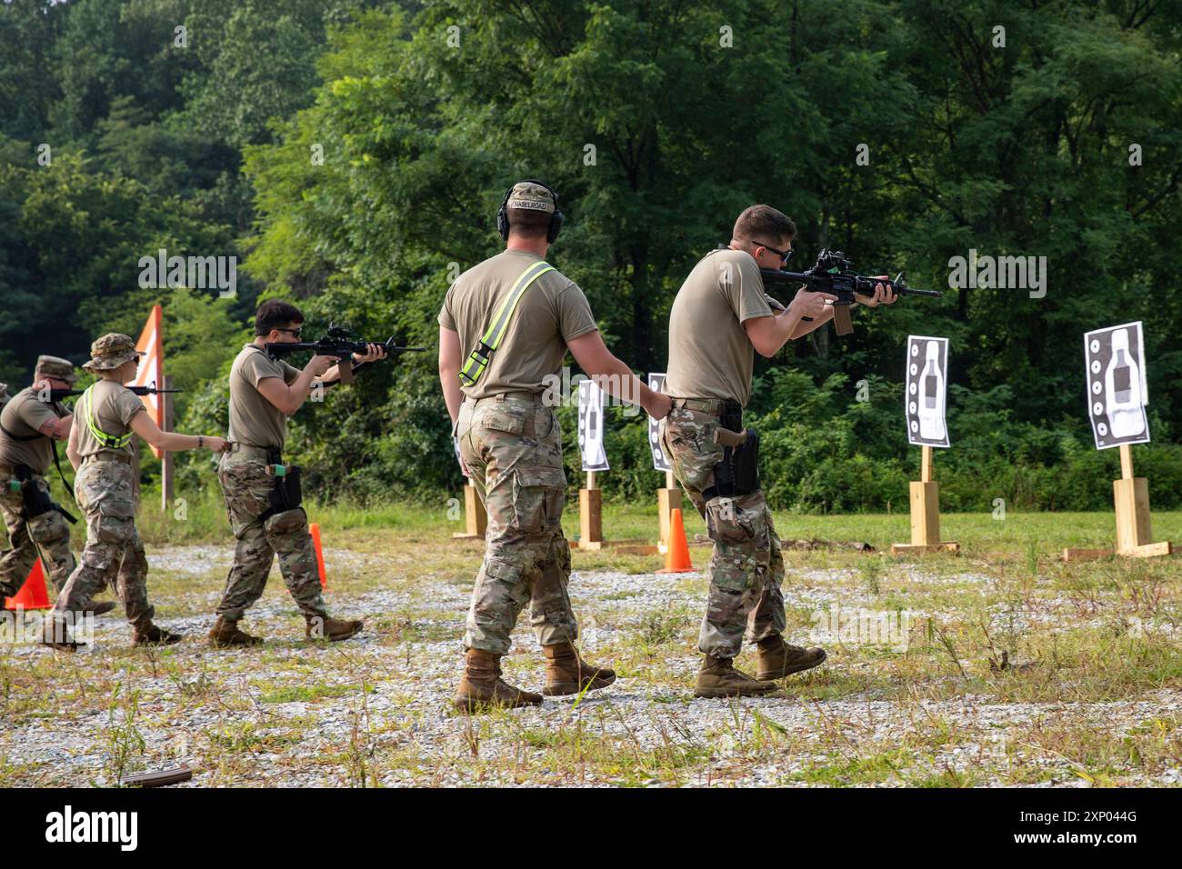 Les soldats de la 381e compagnie de police militaire participent à l'entraînement et à la qualification des armes de maintien de l'ordre (LEWTAQ) pendant l'entraînement annuel du 81e Commandement des troupes le 25 juillet 2024, au camp Atterbury près d'Édimbourg, Indiana. Banque D'Images