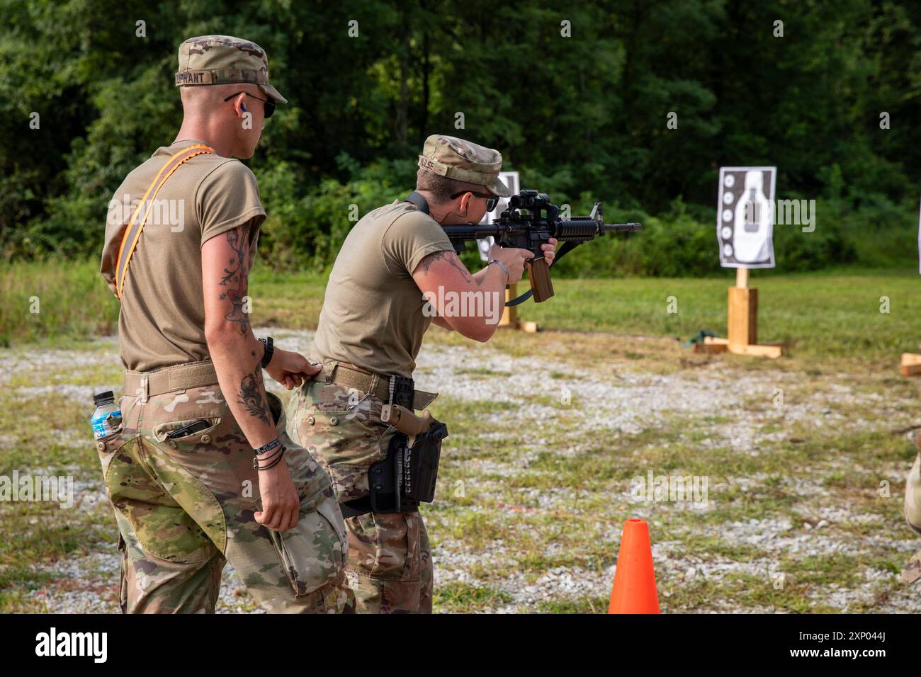 Les soldats de la 381e compagnie de police militaire participent à l'entraînement et à la qualification des armes de maintien de l'ordre (LEWTAQ) pendant l'entraînement annuel du 81e Commandement des troupes le 25 juillet 2024, au camp Atterbury près d'Édimbourg, Indiana. Banque D'Images