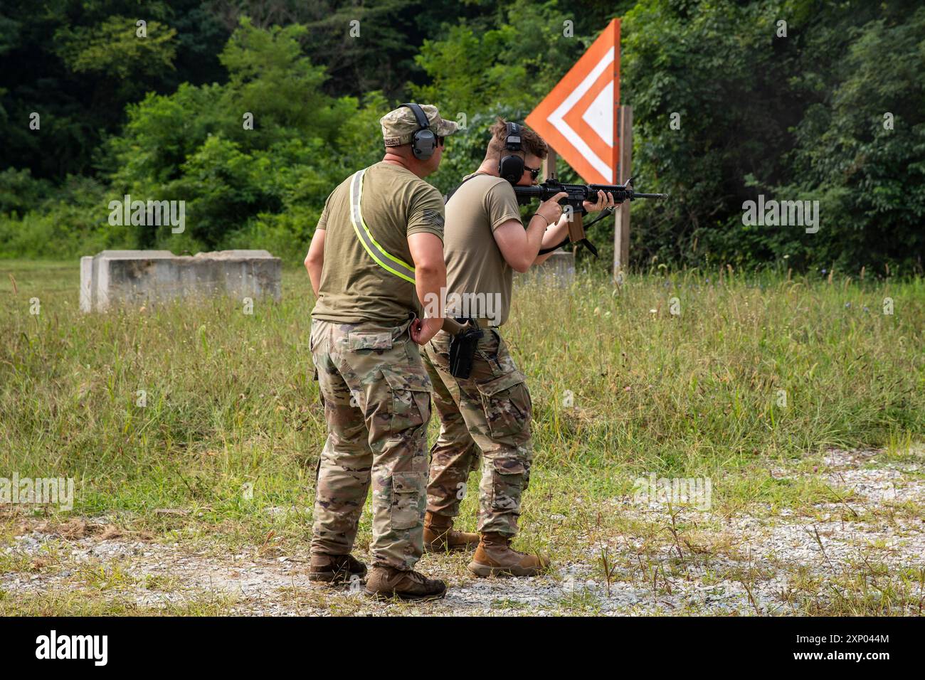 Les soldats de la 381e compagnie de police militaire participent à l'entraînement et à la qualification des armes de maintien de l'ordre (LEWTAQ) pendant l'entraînement annuel du 81e Commandement des troupes le 25 juillet 2024, au camp Atterbury près d'Édimbourg, Indiana. Banque D'Images