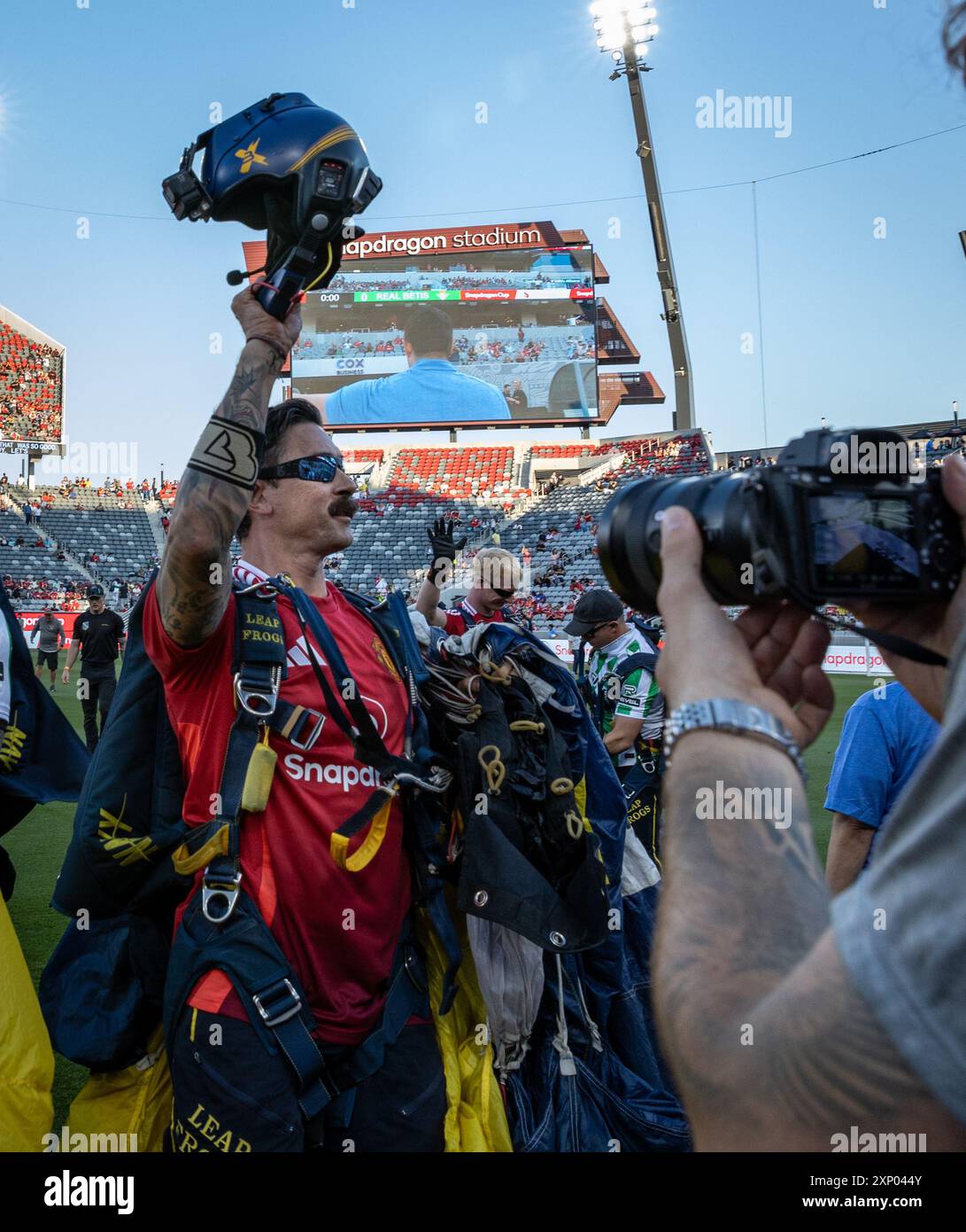SAN DIEGO (31 juillet 2024) – les membres de l’équipe de parachutistes de l’US Navy, les « Leap Frogs », font signe à la foule lors de la cérémonie d’avant-match Manchester United versus Real Betis au Snapdragon Stadium, en juillet 31. Les Leap Frogs sont l'équipe officielle de démonstration de parachute de l'United States Navy et font partie du Naval Special Warfare Command. L'équipe de parachutistes de Leap Frogs Navy est composée de Navy SEAL en service actif, de techniciens en élimination d'explosifs (EOD) et de personnel de soutien. (Photo de l'US Navy par Eric Chan, spécialiste en communication de masse) Banque D'Images SAN DIEGO (31 juillet 2024) – les membres de l’équipe de parachutistes de l’US Navy, les « Leap Frogs », font signe à la foule lors de la cérémonie d’avant-match Manchester United versus Real Betis au Snapdragon Stadium, en juillet 31. Les Leap Frogs sont l'équipe officielle de démonstration de parachute de l'United States Navy et font partie du Naval Special Warfare Command. L'équipe de parachutistes de Leap Frogs Navy est composée de Navy SEAL en service actif, de techniciens en élimination d'explosifs (EOD) et de personnel de soutien. (Photo de l'US Navy par Eric Chan, spécialiste en communication de masse) Banque D'Images