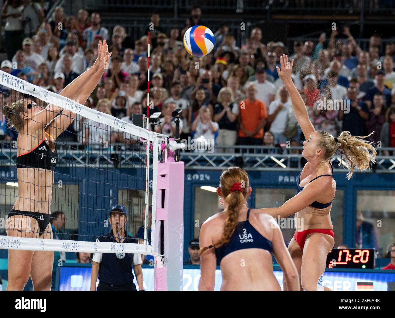 Paris, France. 02 août 2024. L’équipe américaine de Sara Hughes et Kelly Cheng (R) affronte l’équipe allemande de Svenja Muller et Cinja Tillman au Beach volley Arena des Jeux Olympiques d’été à Paris, France, le vendredi 2 août 2024. L'équipe des États-Unis a gagné 2-0. Photo de Kate Benic/UPI crédit : UPI/Alamy Live News Banque D'Images