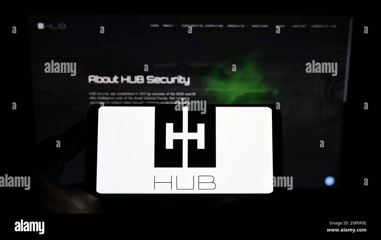 Stuttgart, Allemagne, 03-29-2022, personne tenant un téléphone portable avec le logo de la société israélienne de cybersécurité HUB Security Ltd sur l'écran devant le web Banque D'Images