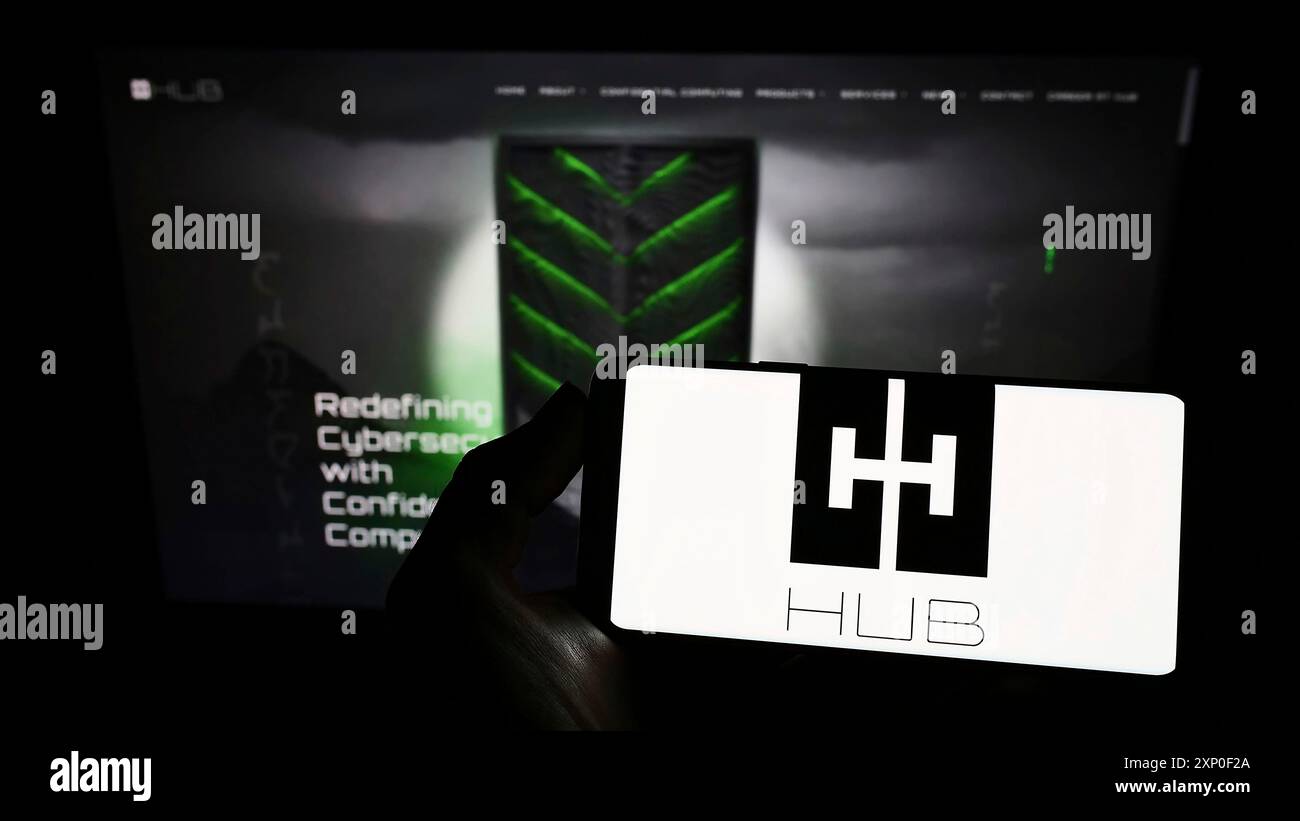 Stuttgart, Allemagne, 03-29-2022, personne tenant un smartphone avec le logo de la société israélienne de cybersécurité HUB Security Ltd sur l'écran devant le site Web. Banque D'Images