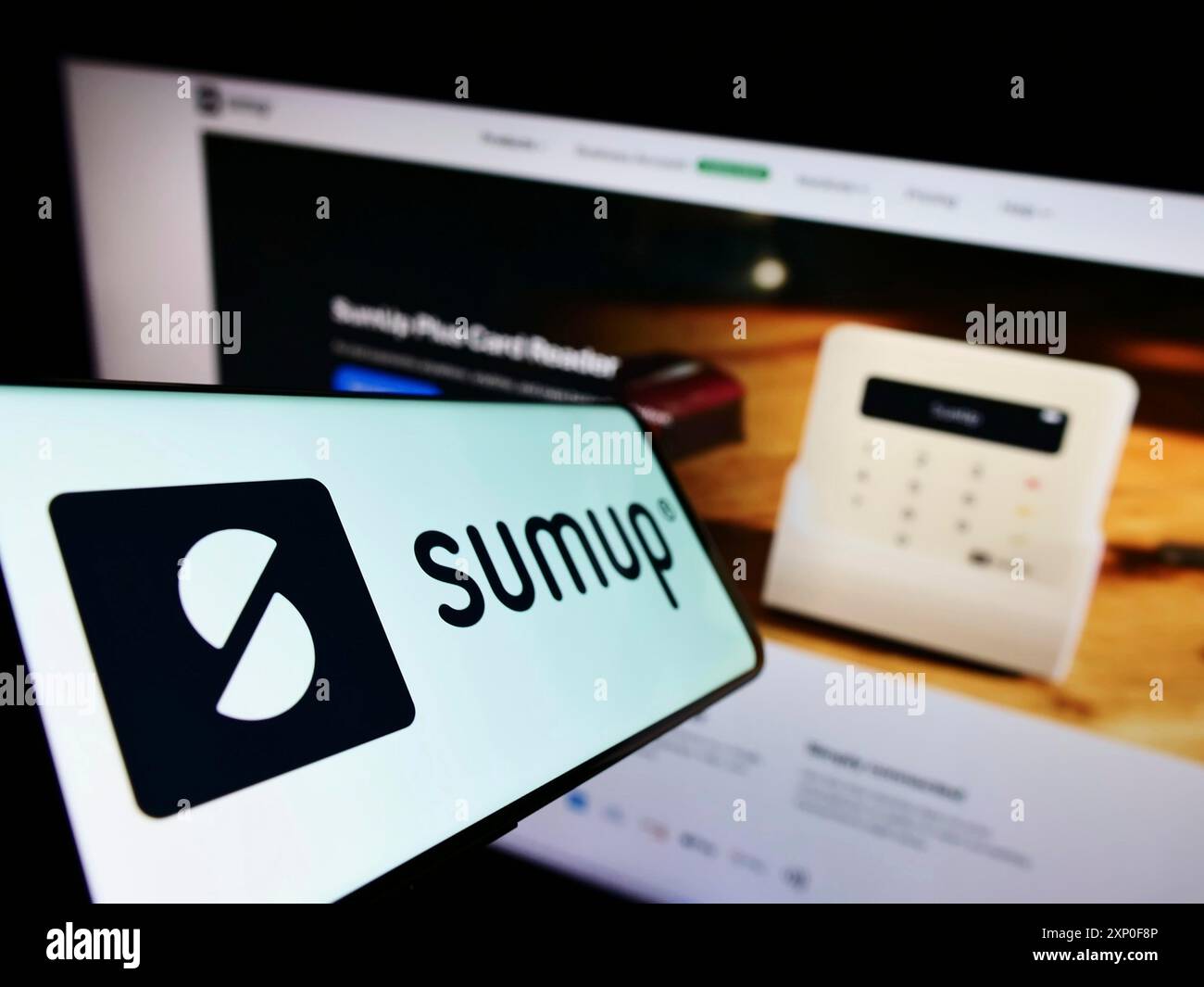 Stuttgart, Allemagne, 03-30-2022, smartphone avec le logo de la société britannique SumUp Payments Limited sur l'écran en face du site Web. Concentrez-vous sur Banque D'Images