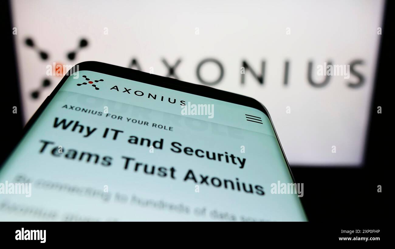 Stuttgart, Allemagne, 03-12-2022 : téléphone portable avec le site web de la société américaine de cybersécurité Axonius Inc sur l'écran devant le logo de l'entreprise. Mise au point Banque D'Images