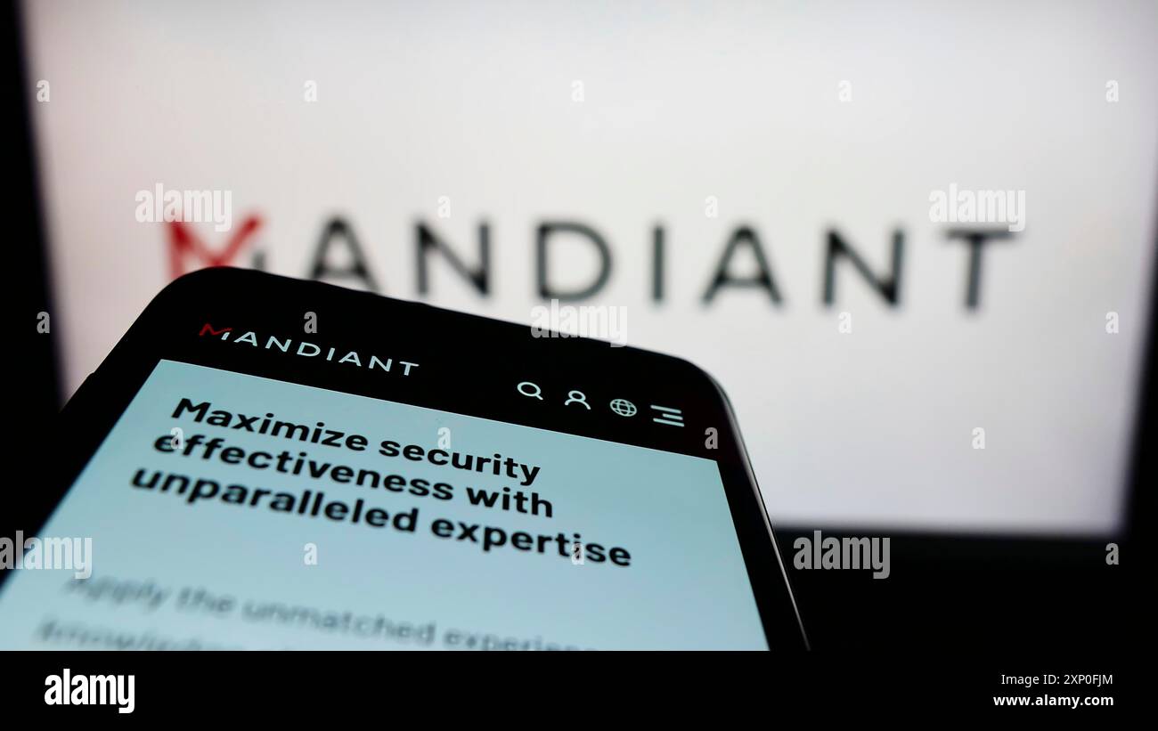 Stuttgart, Allemagne, 03-12-2022 : téléphone portable avec la page web de la société américaine de cybersécurité Mandiant Inc sur l'écran devant le logo de l'entreprise. Concentrez-vous sur Banque D'Images
