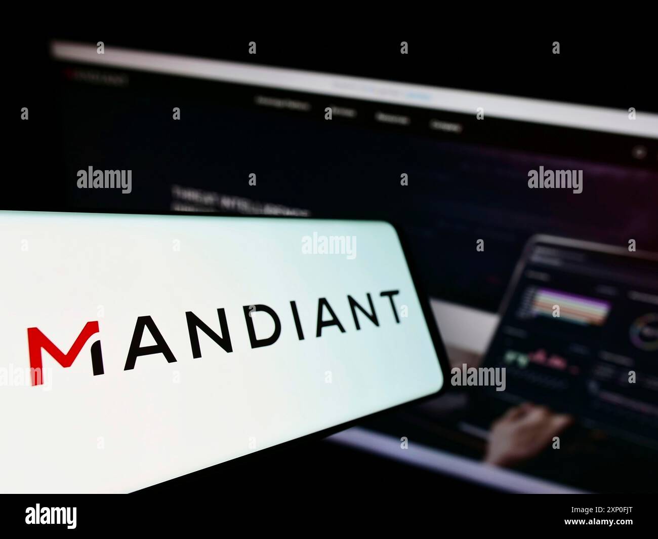 Stuttgart, Allemagne, 03-12-2013 2022 : smartphone avec le logo de la société américaine de cybersécurité Mandiant Inc sur l'écran devant le site Web de l'entreprise. Concentrez-vous sur Banque D'Images