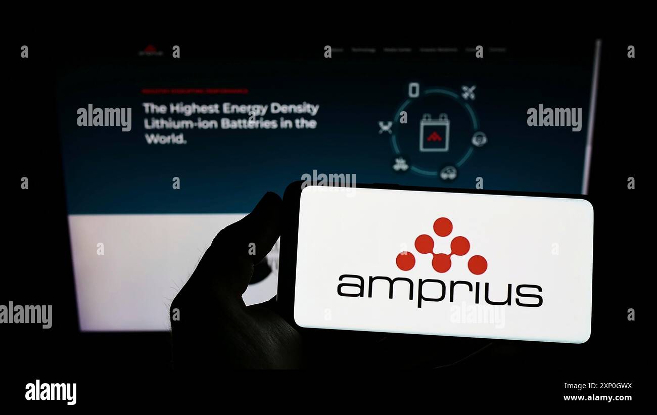 Personne tenant un smartphone avec le logo de la société américaine Amprius technologies Inc sur l'écran en face du site Web. Concentrez-vous sur l'affichage du téléphone Banque D'Images