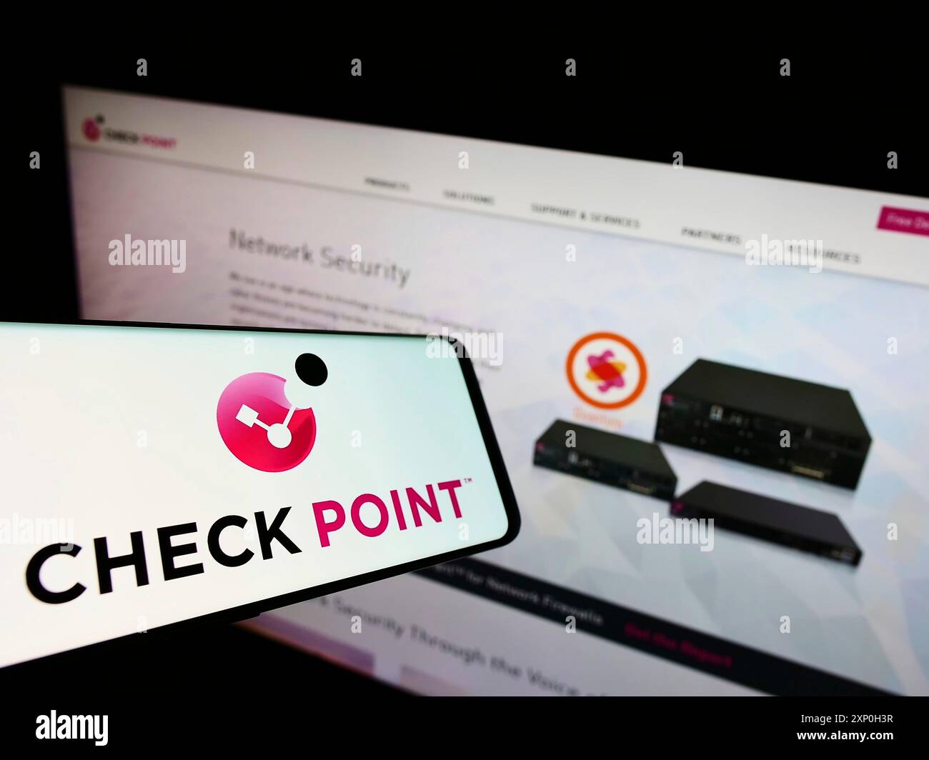 Stuttgart, Allemagne, 02-20-2022 : smartphone avec le logo de la société Check point Software technologies Ltd. sur l'écran devant le site Web de l'entreprise. Mise au point Banque D'Images