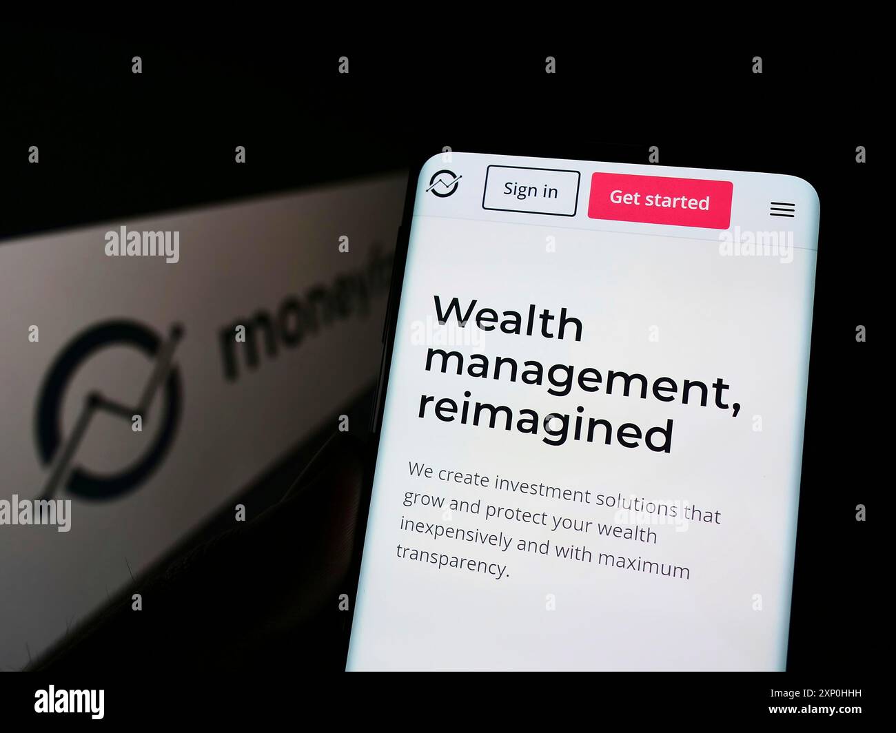 Stuttgart, Allemagne, 02-11-2022 : personne tenant un smartphone avec la page web de la société britannique de conseil en investissement Moneyfarm sur l'écran avec le logo. Concentrez-vous sur Banque D'Images
