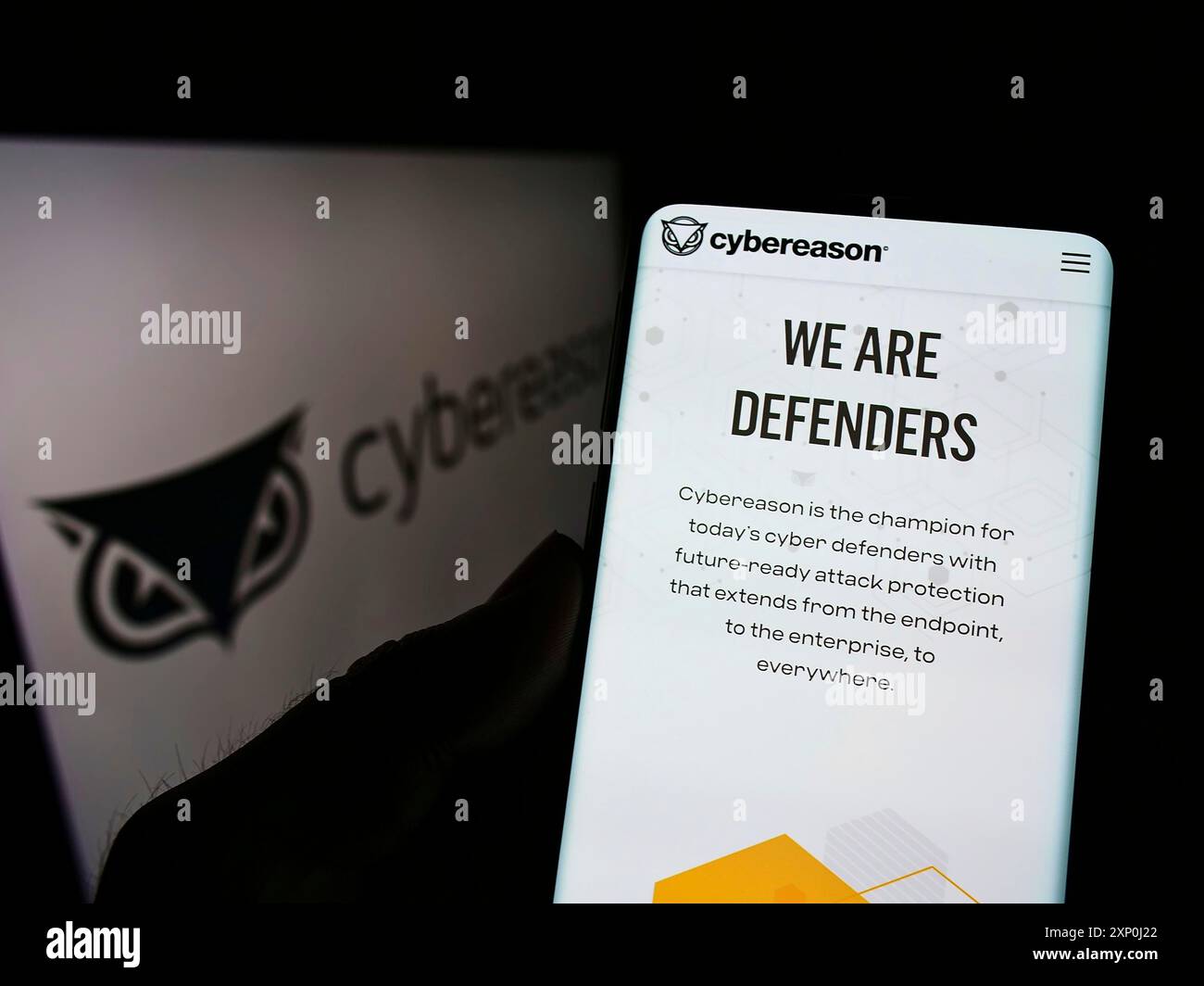 Stuttgart, Allemagne, 02-05-2022 : personne tenant un téléphone portable avec la page Web de la société américaine de cybersécurité Cybereason Inc sur l'écran devant le logo. Mise au point Banque D'Images