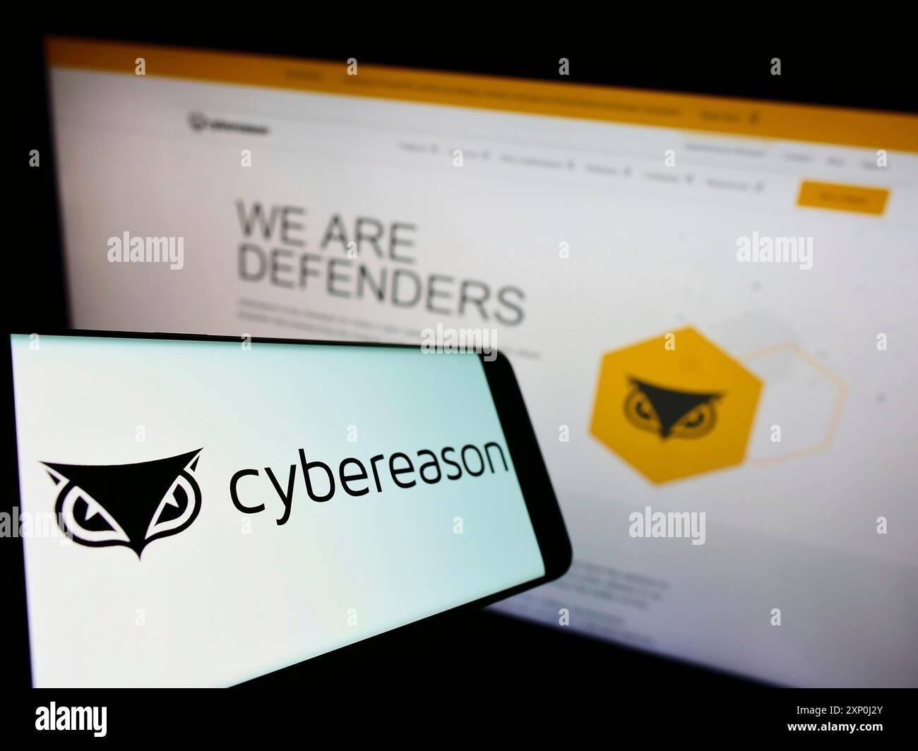 Stuttgart, Allemagne, 02-05-2022 : smartphone avec le logo de la société américaine de cybersécurité Cybereason Inc sur l'écran devant le site. Concentrez-vous sur Banque D'Images