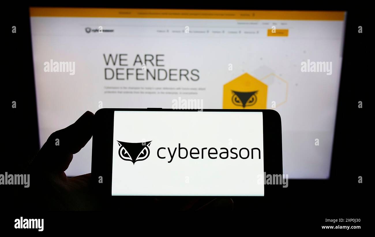 Stuttgart, Allemagne, 02-05-2022 : personne tenant un smartphone avec le logo de la société américaine de cybersécurité Cybereason Inc sur l'écran devant le site Web. Mise au point Banque D'Images