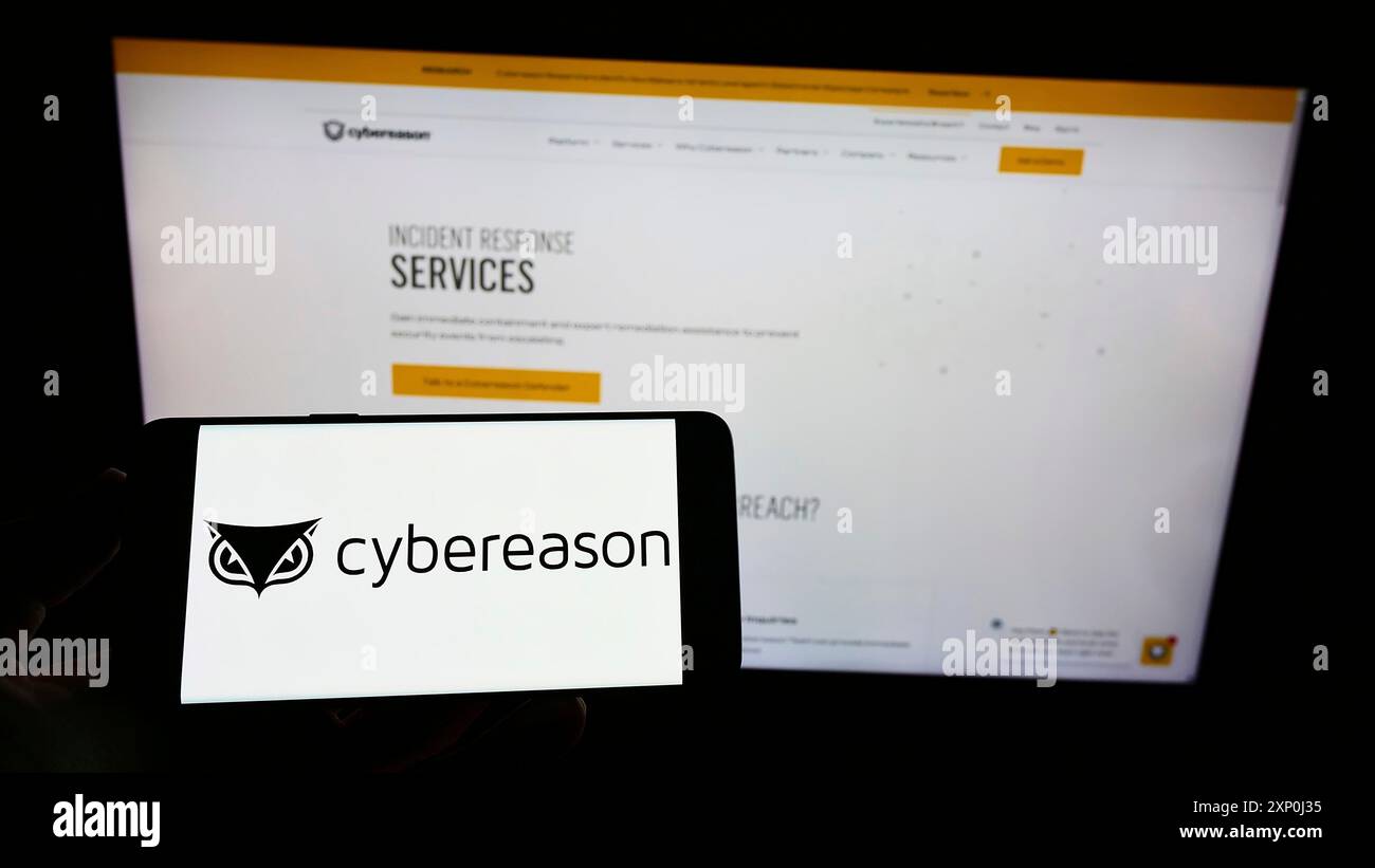 Stuttgart, Allemagne, 02-05-2022 : personne tenant un téléphone portable avec le logo de la société américaine de cybersécurité Cybereason Inc sur l'écran devant l'entreprise Banque D'Images