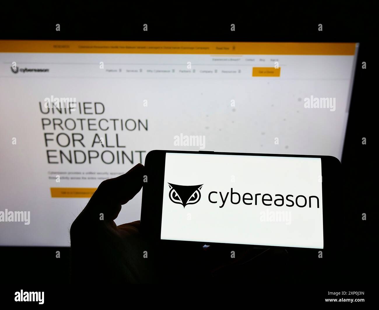 Stuttgart, Allemagne, 02-05-2022 : personne tenant un téléphone portable avec le logo de la société américaine de cybersécurité Cybereason Inc sur l'écran devant le web Banque D'Images