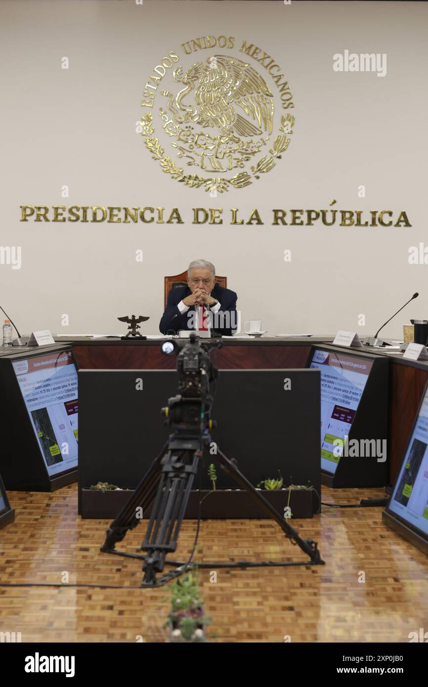 Mexico, Mexique. 02 août 2024. Le président du Mexique, Andres Manuel Lopez Obrador, prend la parole lors d'une conférence de presse dans la salle Ignacio Saragosse du Palais National. Le 2 août 2024 à Mexico, Mexique. (Photo de Ismael Rosas/ Credit : Eyepix Group/Alamy Live News Banque D'Images