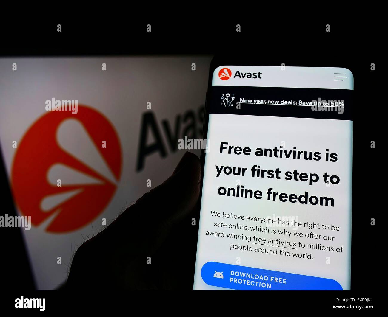 Stuttgart, Allemagne, 01-29-2022, personne tenant un téléphone portable avec la page web de la société de cybersécurité Avast Software s.r.o. sur l'écran devant le logo. Banque D'Images