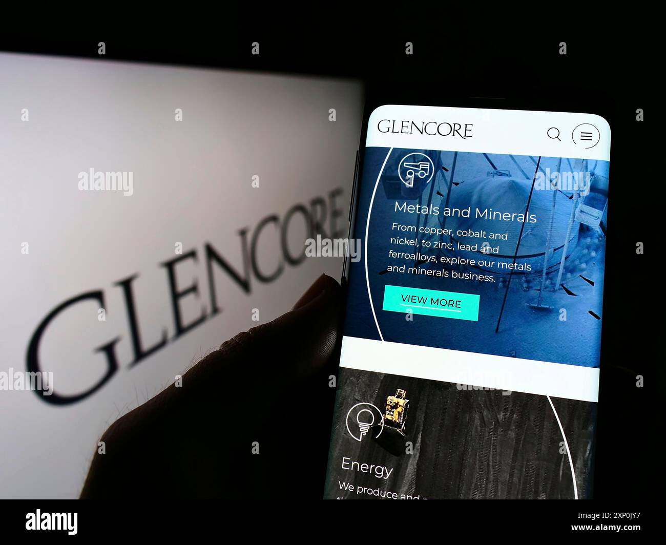 Stuttgart, Allemagne, 01-28-2022, personne tenant un téléphone portable avec le site Web de la société de négoce de marchandises Glencore plc sur l'écran devant le logo. Concentrez-vous sur Banque D'Images