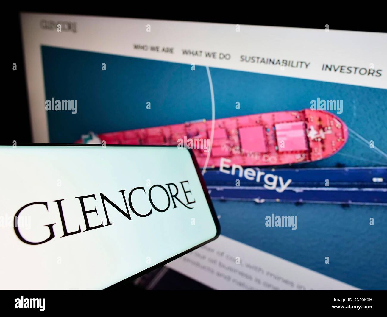 Stuttgart, Allemagne, 01-28-2022, smartphone avec le logo de la société de négoce de marchandises Glencore plc sur l'écran devant le site Web de l'entreprise. Concentrez-vous sur Banque D'Images