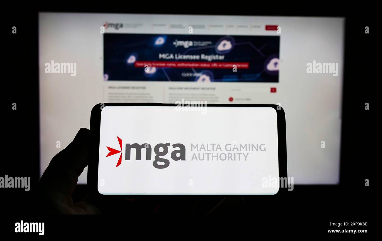 Stuttgart, Allemagne, 01-22-2022 : personne tenant un smartphone avec le logo de l'institution maltaise Malta Gaming Authority (MGA) sur l'écran devant Banque D'Images