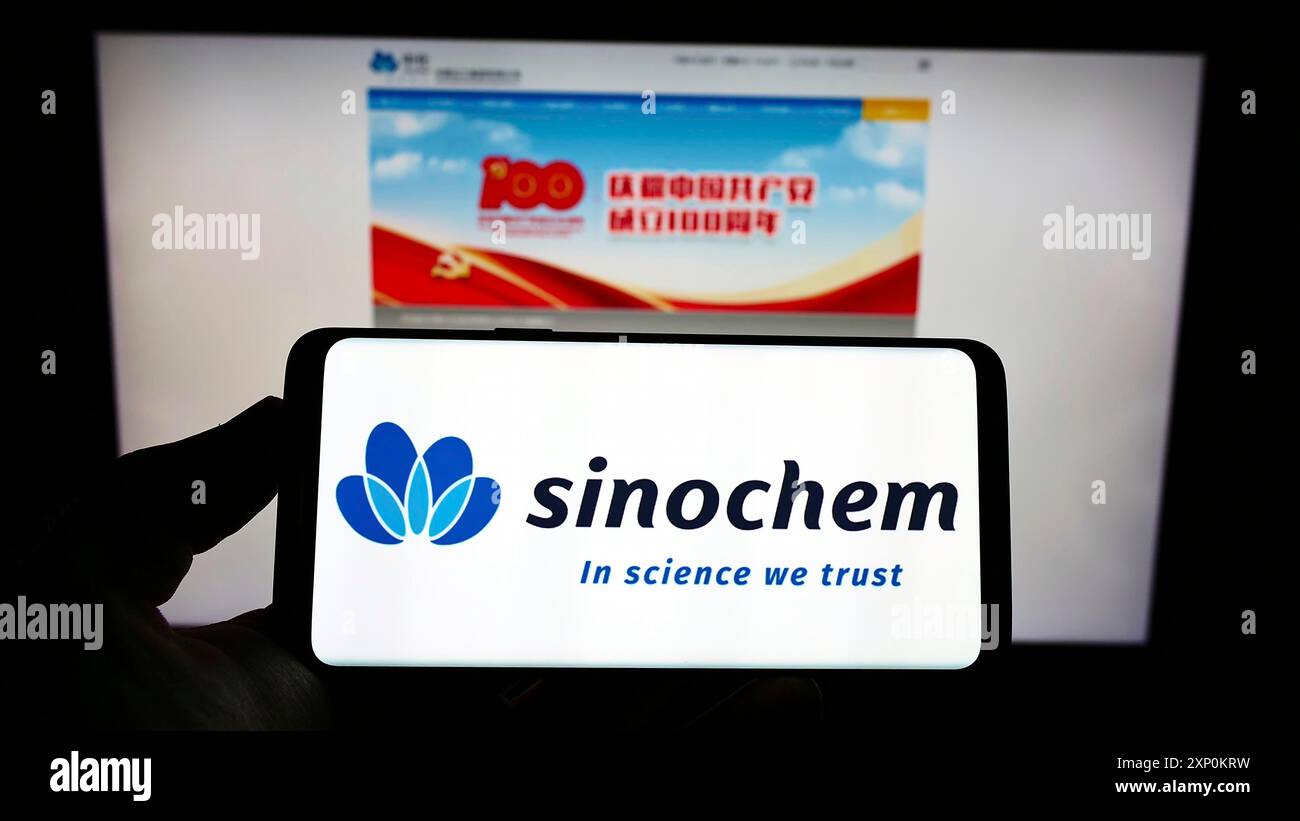 Stuttgart, Allemagne, 01-09-2022 : personne tenant un smartphone avec le logo de la société chimique chinoise Sinochem Corporation sur l'écran devant le site Web. Banque D'Images