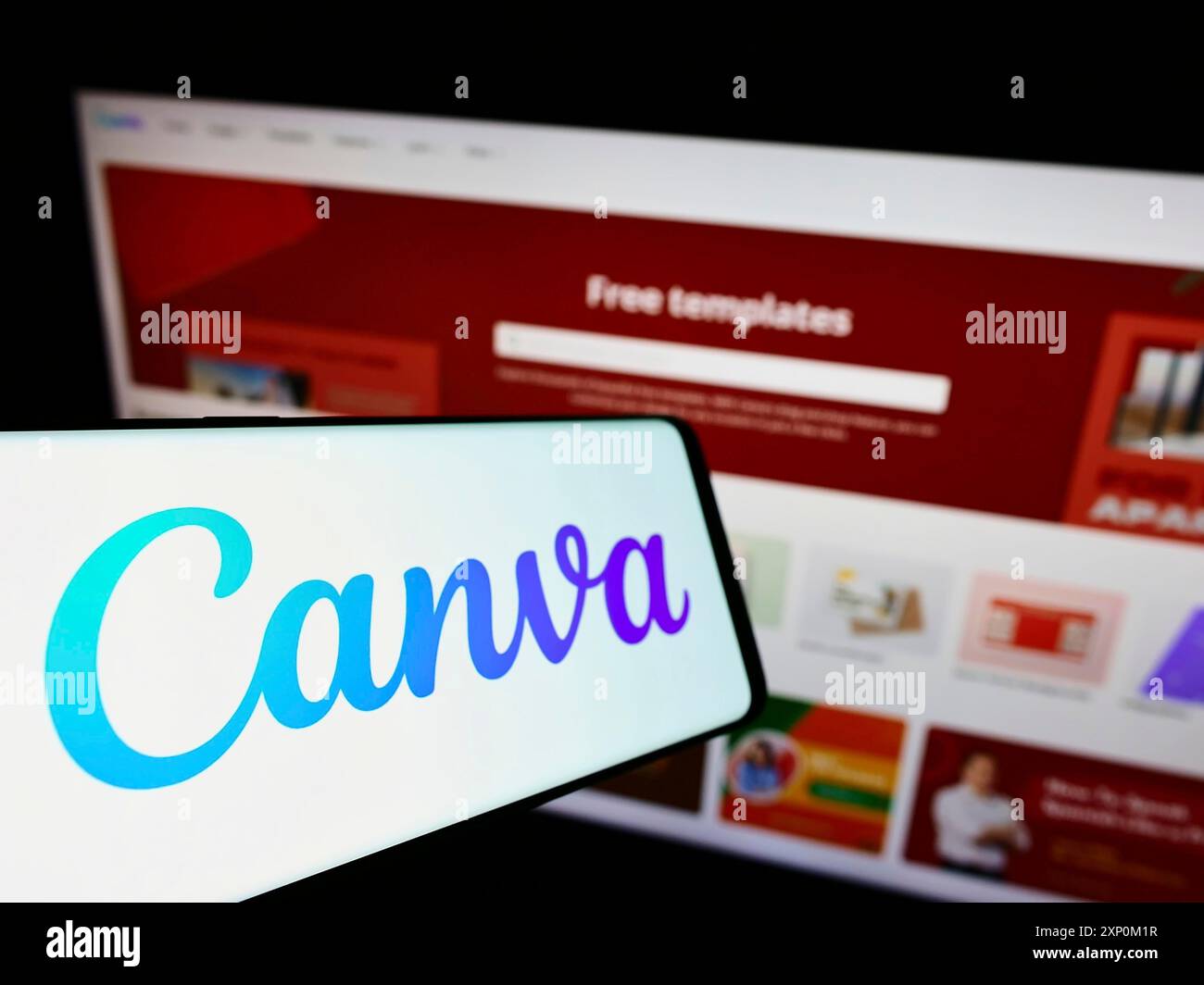 Stuttgart, Allemagne, 01-15-2022 : téléphone portable avec le logo de la société australienne de design graphique Canva Pty Ltd sur l'écran en face du site Web. Concentrez-vous sur Banque D'Images