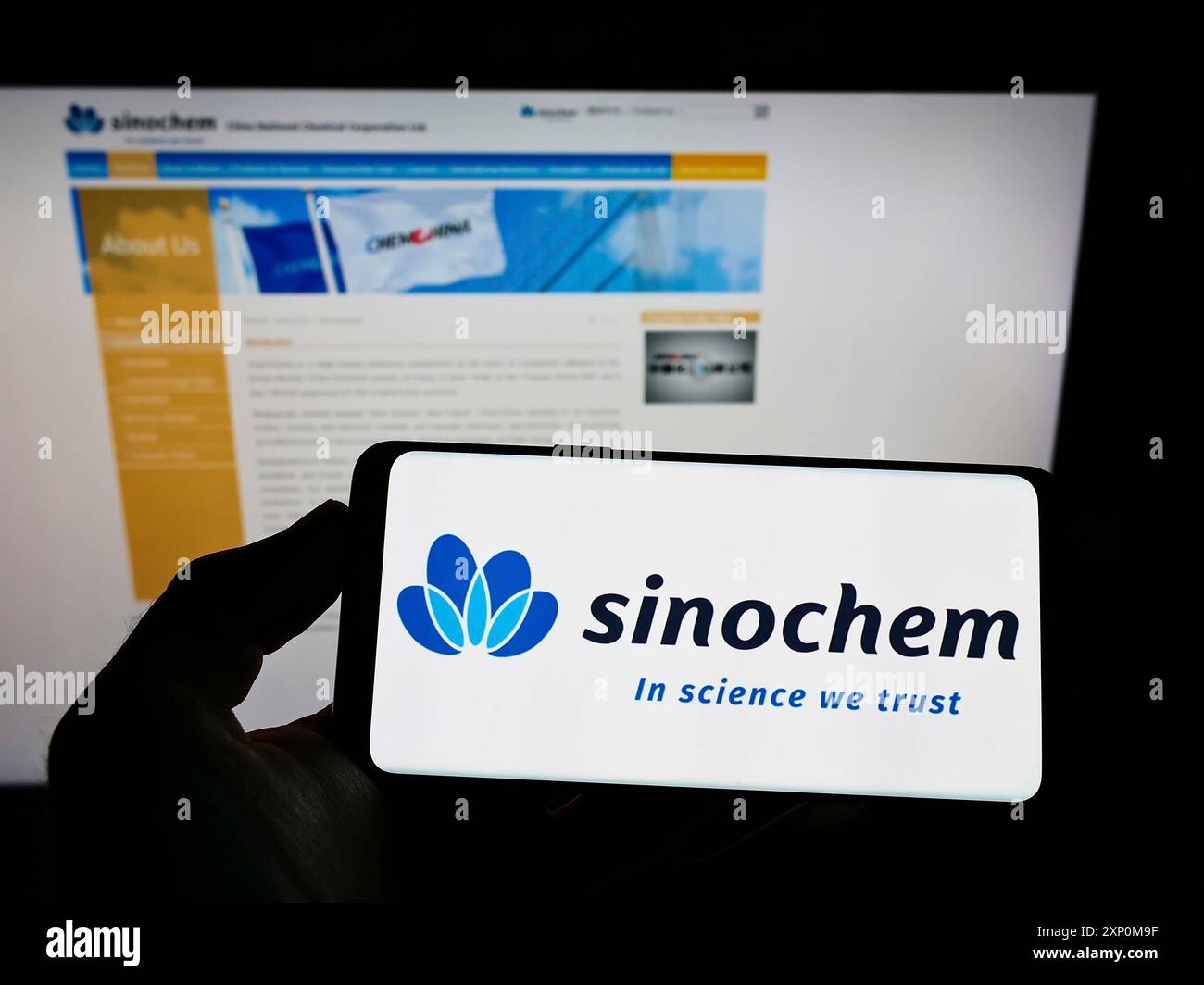 Stuttgart, Allemagne, 01-09-2022 : personne tenant un téléphone portable avec le logo de la société chimique chinoise Sinochem Corporation sur l'écran devant le web Banque D'Images