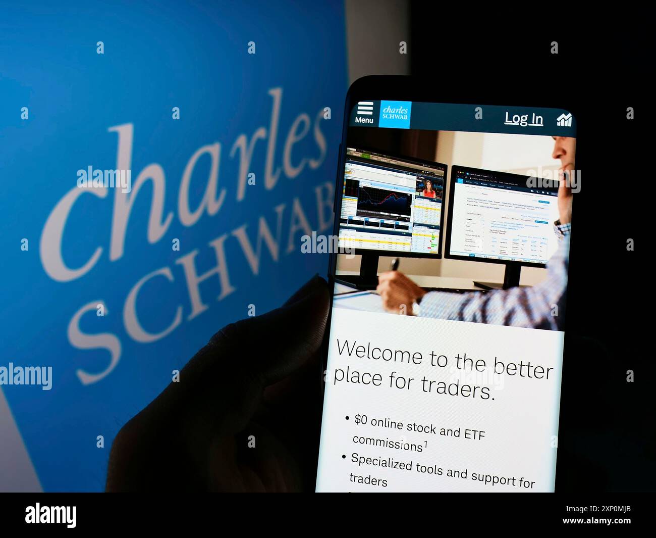 Stuttgart, Allemagne, 01-06-2022 : personne tenant smartphone avec la page web de la société financière Charles Schwab Corporation sur l'écran avec logo. Mise au point Banque D'Images