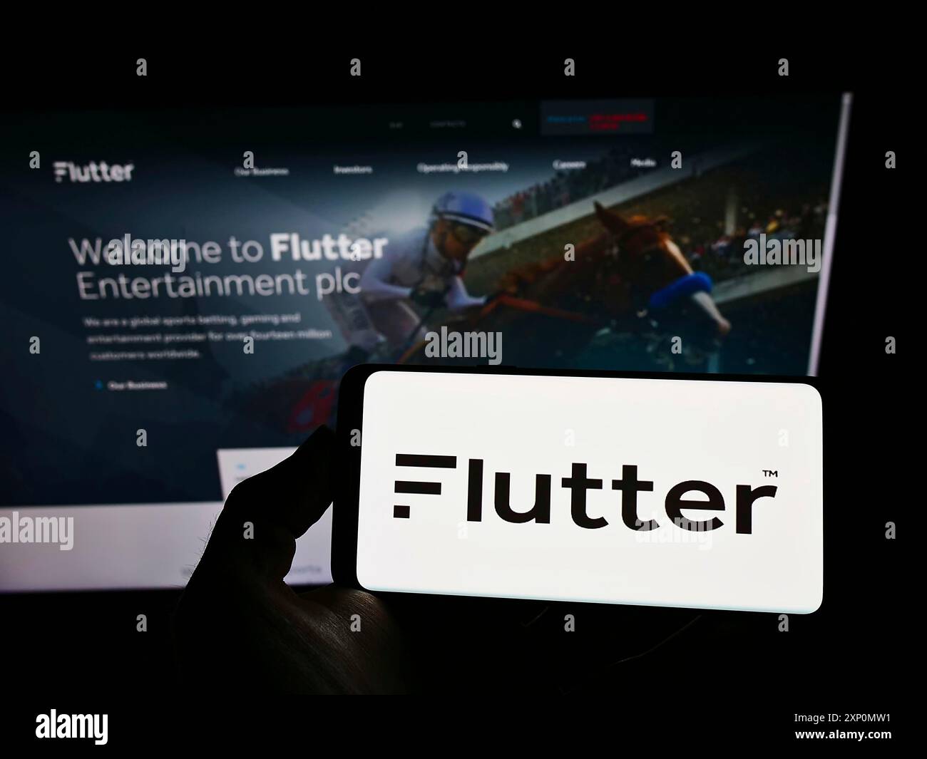 Stuttgart, Allemagne, 01-06-2022 : personne tenant un smartphone avec le logo de la société irlandaise Flutter Entertainment plc sur l'écran devant Banque D'Images