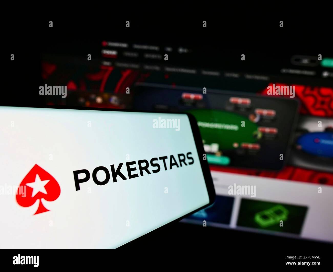 Stuttgart, Allemagne, 01-06-2022 : téléphone portable avec logo de poker en ligne cardroom PokerStars sur l'écran en face du site Web de l'entreprise. Concentrez-vous sur centre-gauche Banque D'Images