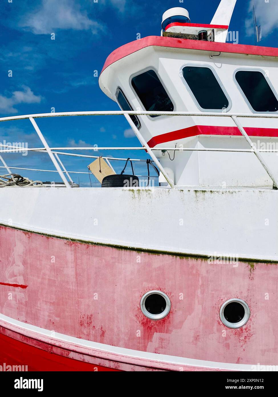 Détail du bateau de pêche danois, peint en rouge et blanc Banque D'Images