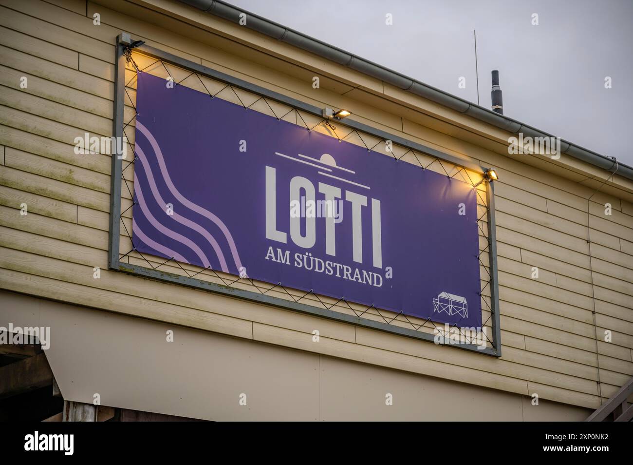 Gros plan Lotti panneau de plage sud illuminé dans la soirée, restaurant pile habitations mer du Nord, allemagne Banque D'Images