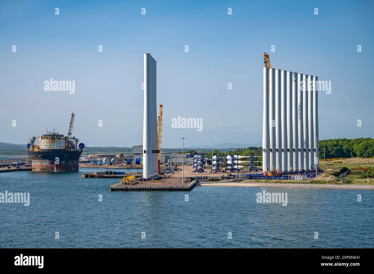 Entreprise de construction d'éoliennes offshore en mer près d'Invergordon, Écosse, Royaume-Uni Banque D'Images Entreprise de construction d'éoliennes offshore en mer près d'Invergordon, Écosse, Royaume-Uni Banque D'Images